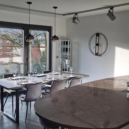 Luxus 4 3 Schlafzimmer Und Grosser Wohnbereich Mit Balkon Apartment