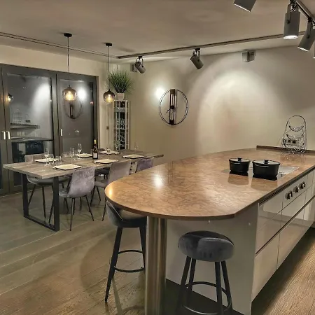 Luxus 4 3 Schlafzimmer Und Grosser Wohnbereich Mit Balkon Apartment